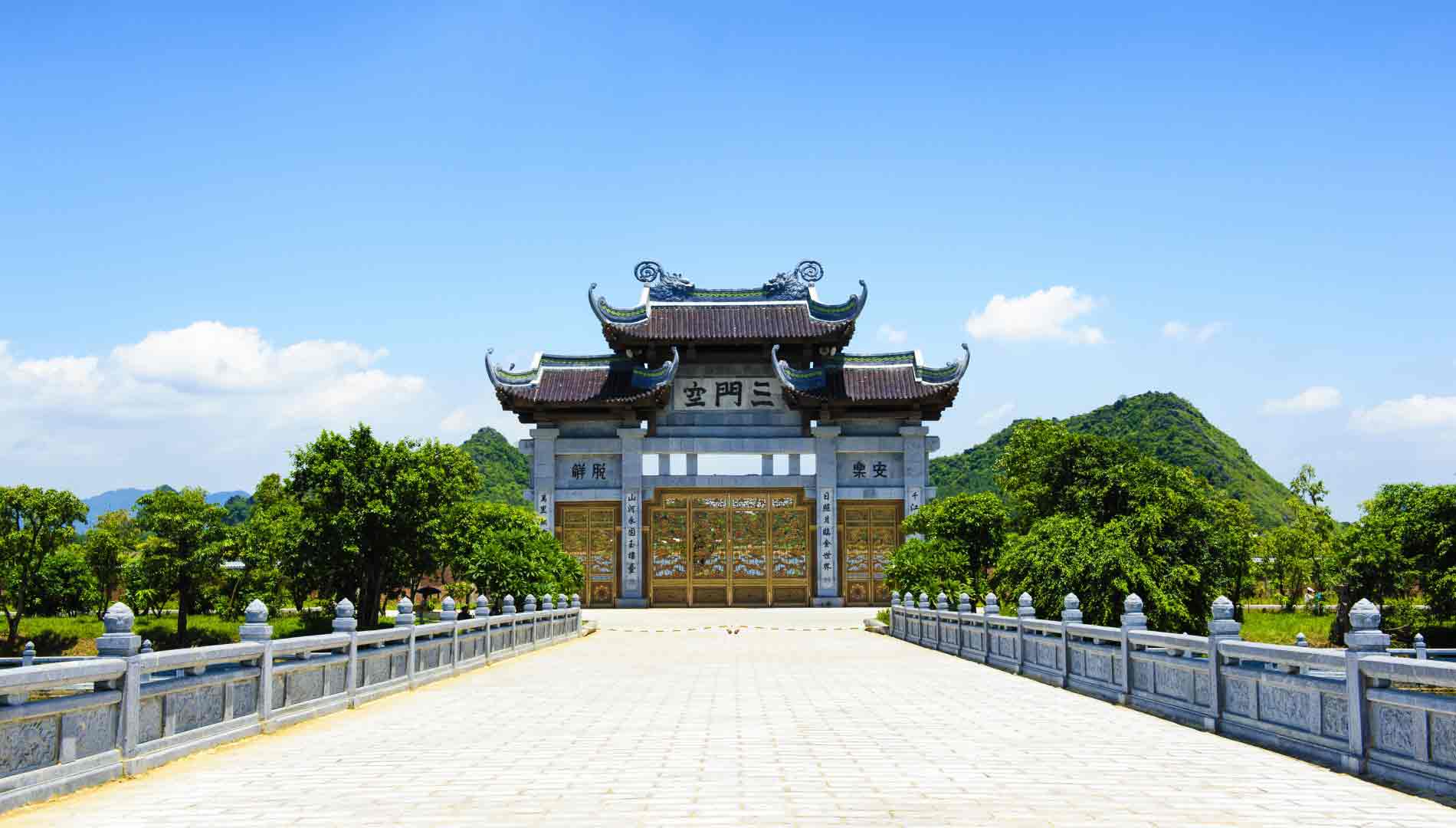 Cổng Tam quan của chùa Bái Đính mới