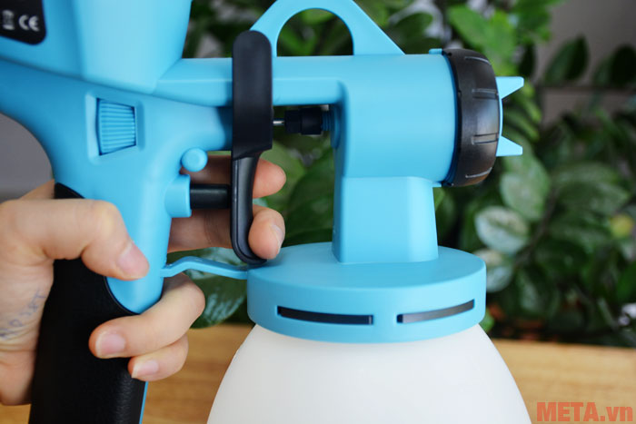 Công tắc máy được thiết kế để dễ dàng thao tác.