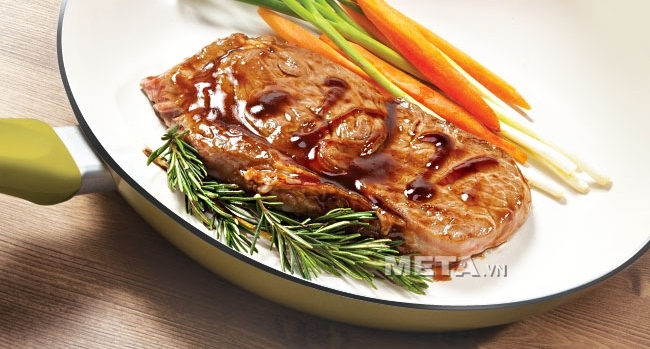 Chảo được tráng men ceramic (màu trắng ngà) giúp chống dính hiệu quả, tuyệt đối an toàn Chảo được tráng men ceramic (màu trắng ngà) giúp chống dính hiệu quả, tuyệt đối an toàn