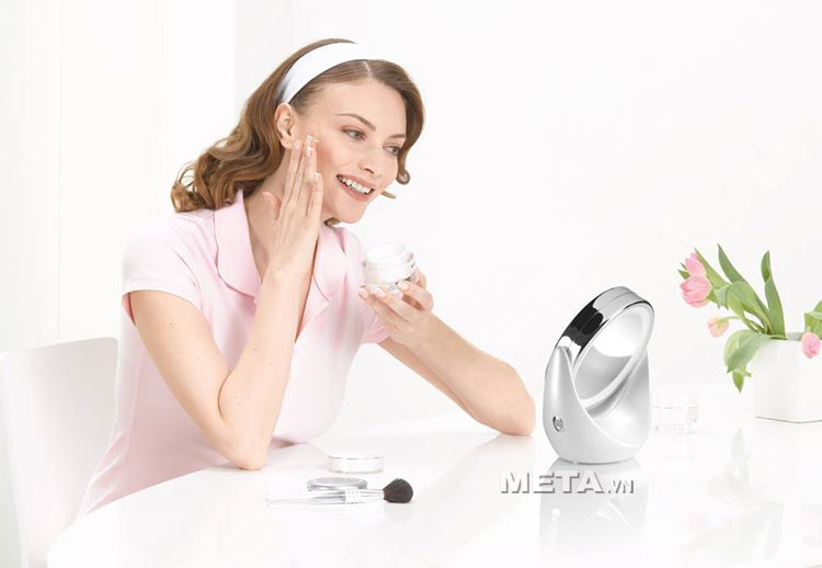 Gương trang điểm 2 mặt kèm đèn led Beurer BS49 với đế đỡ có thể xoay đến 360 độ.