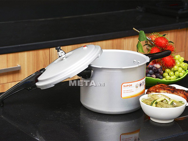 Cho một lượng thức ăn vừa đủ vào trong nồi