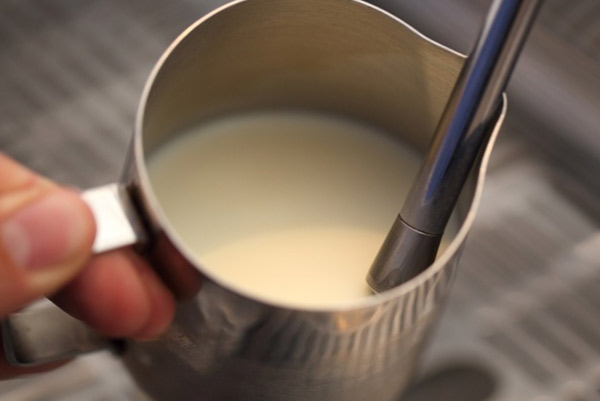 Bước 2 - Tạo bọt từ việc đánh sữa, làm sao để sữa trong ca xoay tròn
