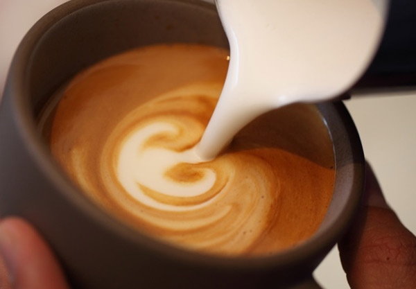 Bắt đầu tạo hình nghệ thuật Capuchino. Bọt sữa chính là nguyên liệu để tạo hình