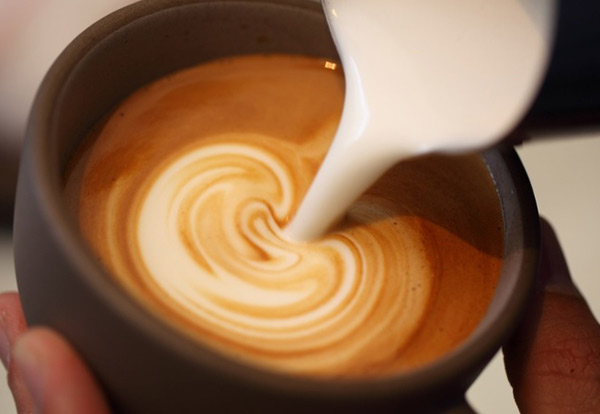 Đổ bọt sữa từ từ vào tách Espresso
