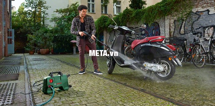 Máy rửa xe Bosch Easy AQT 120 giúp bạn rửa xe tại nhà nhanh chóng, thuận tiện