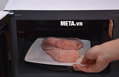 Thịt sau khi rã đông bằng lò vi sóng thì nên nấu ngay