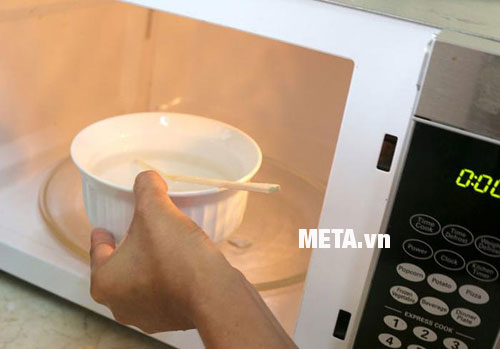 Nên cắm đũa gỗ vào nước khi đun trong lò vi sóng
