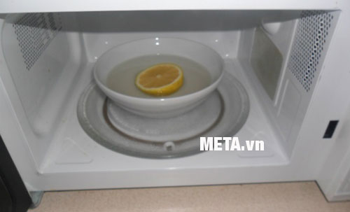 Làm sạch lò vi sóng bằng nước chanh thật dễ dàng