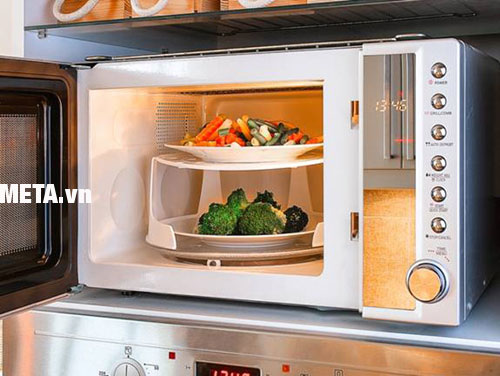 Thức ăn được lấy từ lò vi sóng ra thường rất nóng nên cẩn thận để tránh bị bỏng