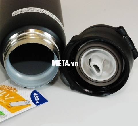 Bình giữ nhiệt nóng lạnh Zojirushi SM-SA48-BA có miệng rộng nên có thể bỏ đá cục được vào.