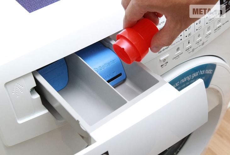 Đổ nước xả vào khay đựng trên máy, tránh đổ trực tiếp