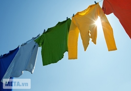 Nên phơi quần áo ra ngoài ánh nắng mặt trời sau khi xả