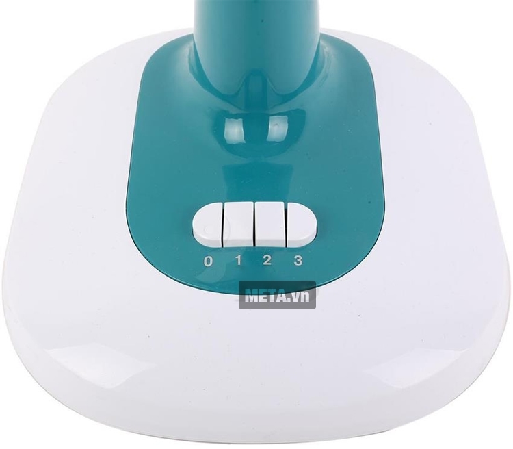 Sử dụng bình xịt chống gỉ để làm sạch gỉ sét, bụi bẩn cho công tắc quạt.
