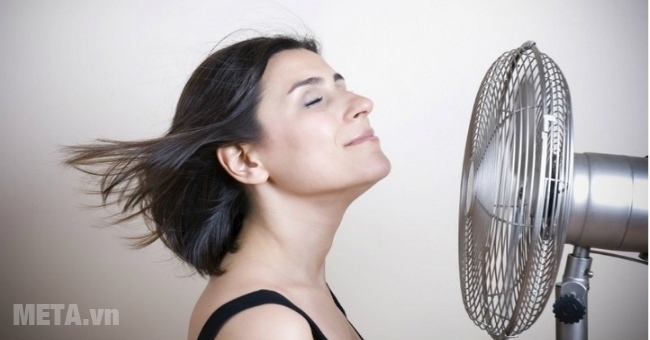 Nên nằm cùng hướng thổi của quạt, không để quạt thổi trực tiếp vào mặt.
