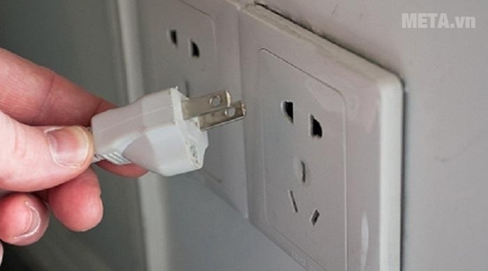 Nên nhớ rút phích cắm tủ lạnh trước khi tiến hành làm vệ sinh để đảm bảo an toàn.