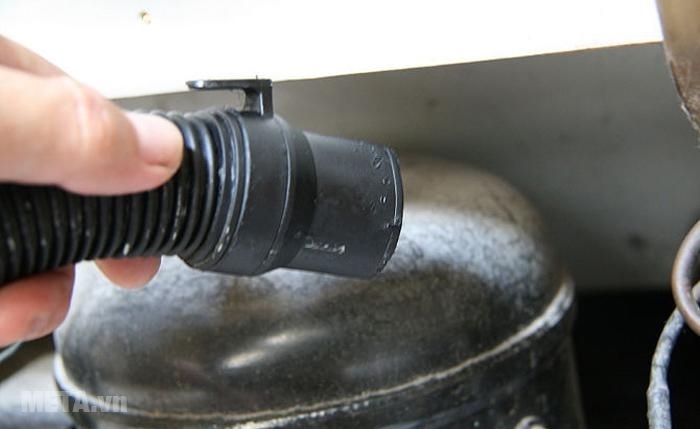 Hút bụi thường xuyên cho hệ thống điện phía sau tủ lạnh.