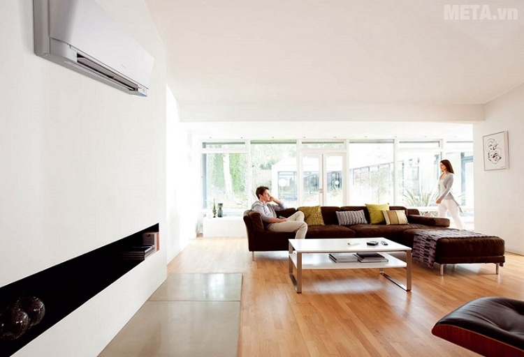Cánh đảo gió hướng lên trên, tránh luồng khí lạnh thổi trực tiếp vào người.