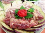 Tự tay làm lẩu nướng thơm ngon, hấp dẫn.
