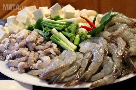 Ngao, tôm rửa sạch cho lẩu thập cẩm
