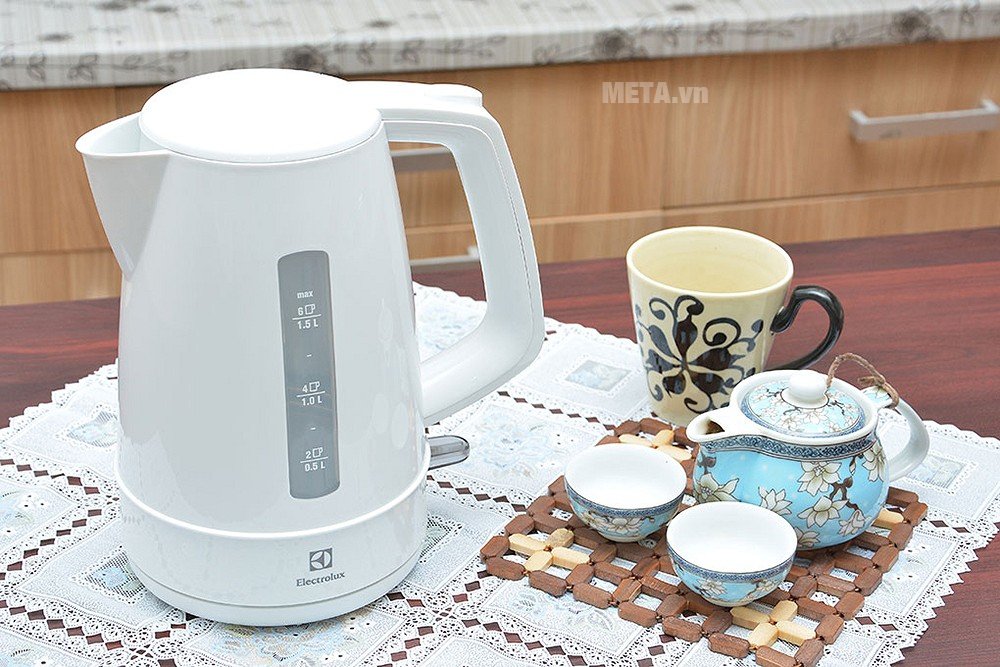 Ấm đun nước Electrolux EEK1303W