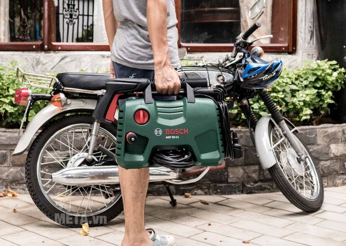 Máy rửa xe Bosch Aquatak-33-11 nặng 4kg nên xách tay di chuyển dễ dàng.