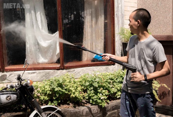 Có thể dùng máy phun xịt rửa Bosch Aquatak-33-11 để làm sạch cửa kính