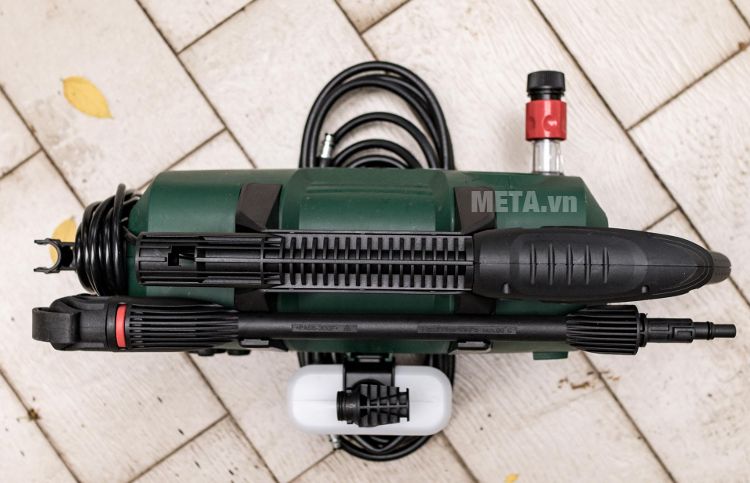Máy xịt rửa Bosch Aquatak-33-11 sắp xếp các phụ kiện rất gọn gàng trên thân máy.