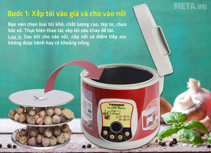 Bước 1: xếp tỏi vào giá và cho vào lòng nồi của máy làm tỏi đen