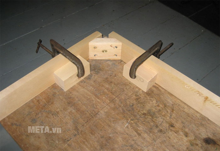 Cố định 4 khung đỡ bàn với khóa góc