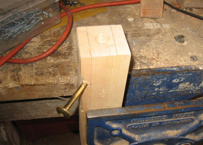Khoan lỗ bắt vít bước 2