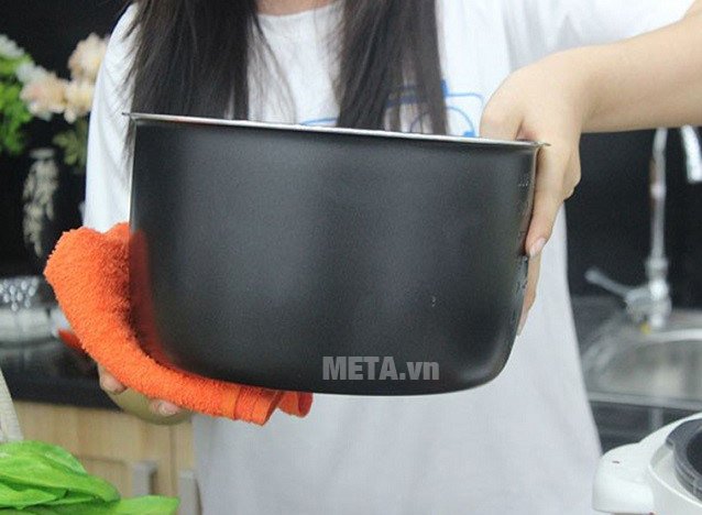 Lau xoong trước khi cắm điện 