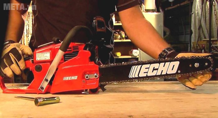 Nên lắp răng xích và lưỡi lam trước khi khởi động giật nổ máy cưa xích chạy xăng
