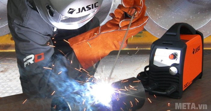 Máy hàn que Jasic ZX7-200PRO khi hàn ít bị bắn tóe