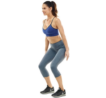 A: Đứng hai chân dang rộng, hai tay để hai bên, người ở tư thế một nửa ngồi xổm.