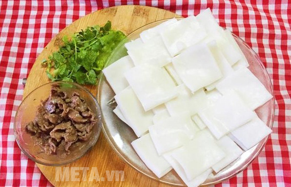 Xào thịt bò với tỏi băm nhỏ 