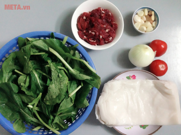 Nguyên liệu chuẩn bị cho món phở chiên phồng 