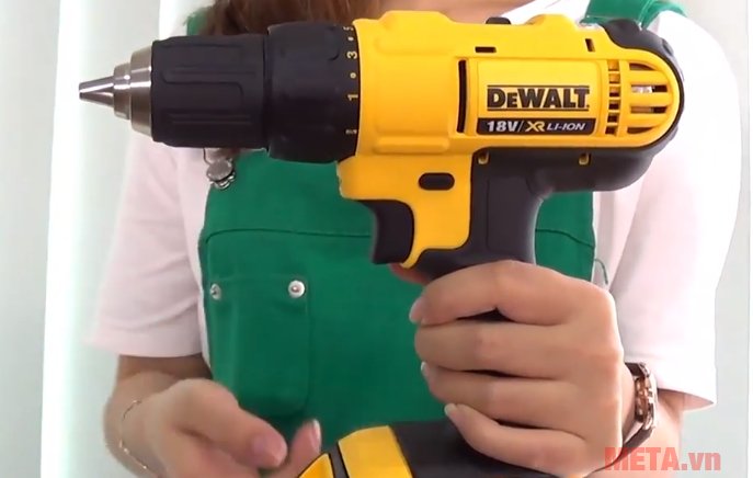 Máy khoan pin Dewalt chính hãng có thiết kế chắc chắn, cầm đầm tay