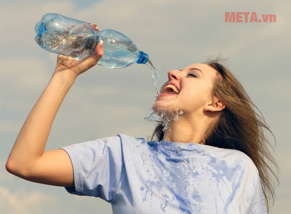 Thời tiết nắng nóng bạn nên bổ sung đủ lượng nước cho cơ thể
