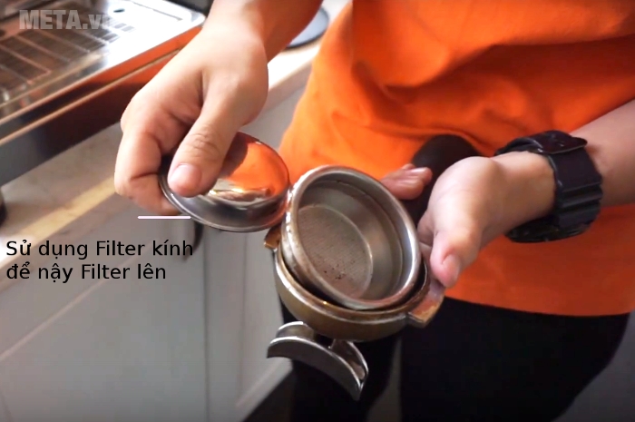Một tay giữ tay cầm chắc chắn để nậy Filter lên