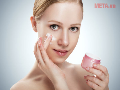 Bảo quản mỹ phẩm trong tủ lạnh sẽ giữ nguyên công thức hóa học, sử dụng được lâu dài hơn