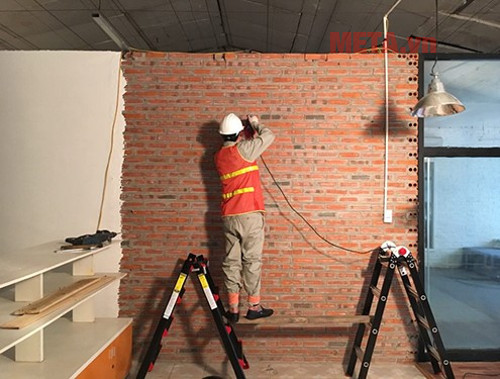 Máy khoan và máy bắt vít đều có chức năng khoan tường