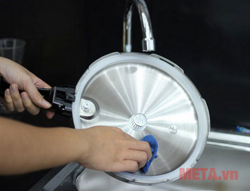 Bạn nên dùng những miếng khăn mềm để vệ sinh nồi áp suất