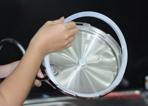 Bạn cần vệ sinh gioăng cẩn thận vì đây là bộ phận quan  trọng của nồi áp suất