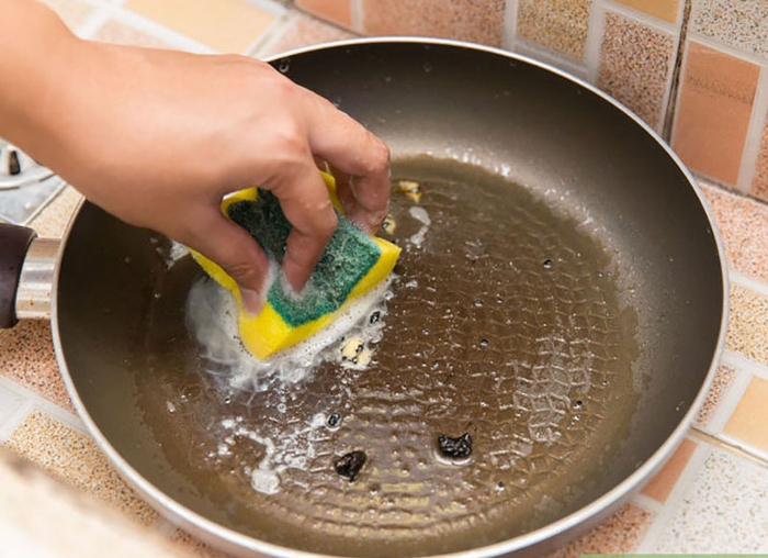 Cách tẩy chảo chống dính bị cháy nhanh nhất