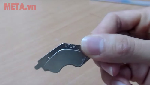 Bạn cần có một thanh nam châm để làm loa vi tính từ chiếc cốc nhựa