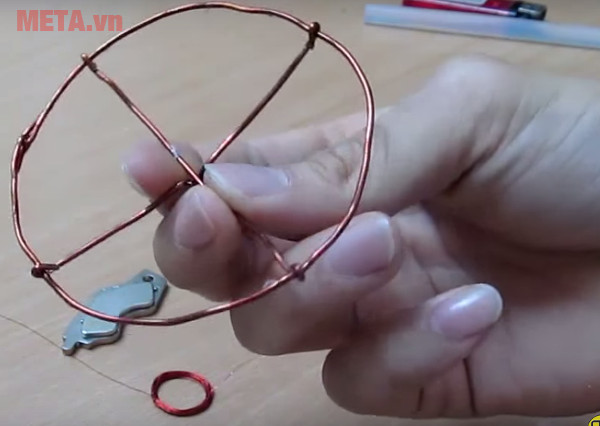 Quấn một cái giá đỡ bằng đồng như hình trên