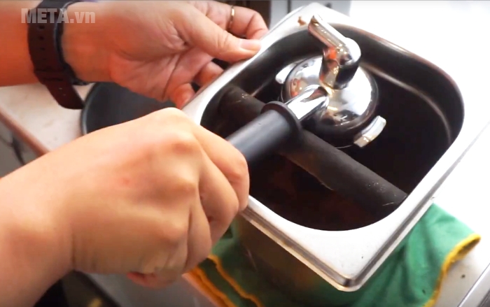 Phải đập vào thanh đúng như trên hình để bã cà phê ra hết, tránh làm tổn thương đến Filter Phải đập vào thanh đúng như trên hình để bã cà phê ra hết, tránh làm tổn thương đến Filter