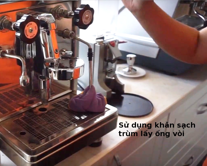 Chú ý là khăn phải đang ướt, không dùng khăn khô Chú ý là khăn phải đang ướt, không dùng khăn khô