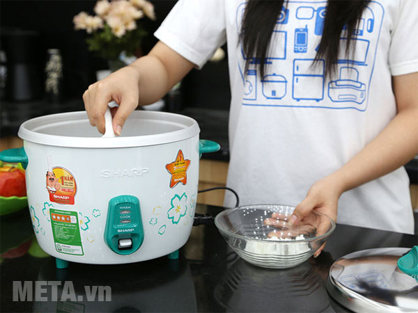 Lấy cơm nguội còn thừa ra trước khi vệ sinh nồi cơm điện
