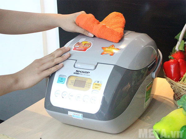 Vệ sinh thân nồi cơm điện bằng vải mềm 